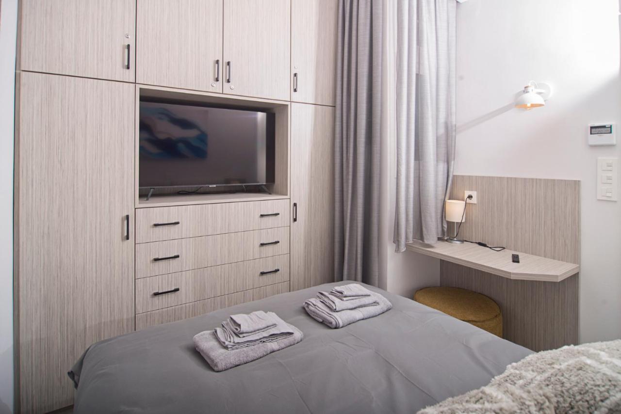 Urban Chic Luxury At The City Center Kalamata Exterior photo