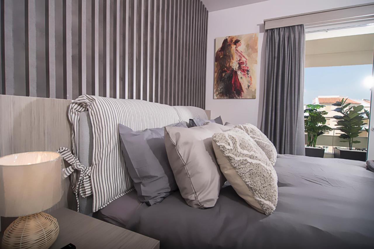 Urban Chic Luxury At The City Center Kalamata Exterior photo