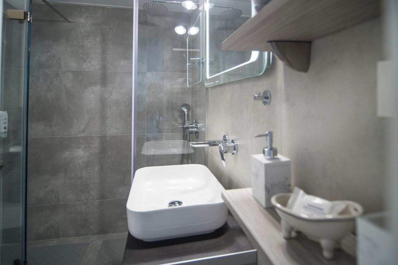 Urban Chic Luxury At The City Center Kalamata Exterior photo
