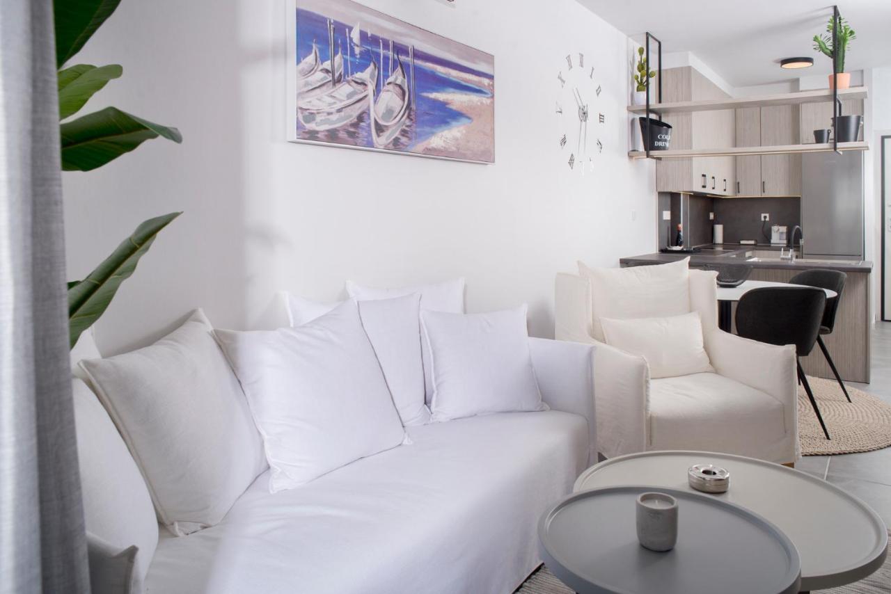 Urban Chic Luxury At The City Center Kalamata Exterior photo
